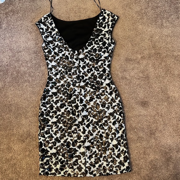 GUESS formal dress - size 4 - perfect condition - falls mid-thigh - Picture 2 of 6